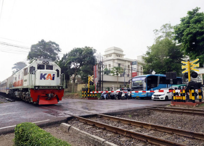 Jarak Antar Perjalanan KA Semakin Singkat: KAI Ingatkan Keselamatan di Perlintasan Sebidang Sesuai Undang-Unda