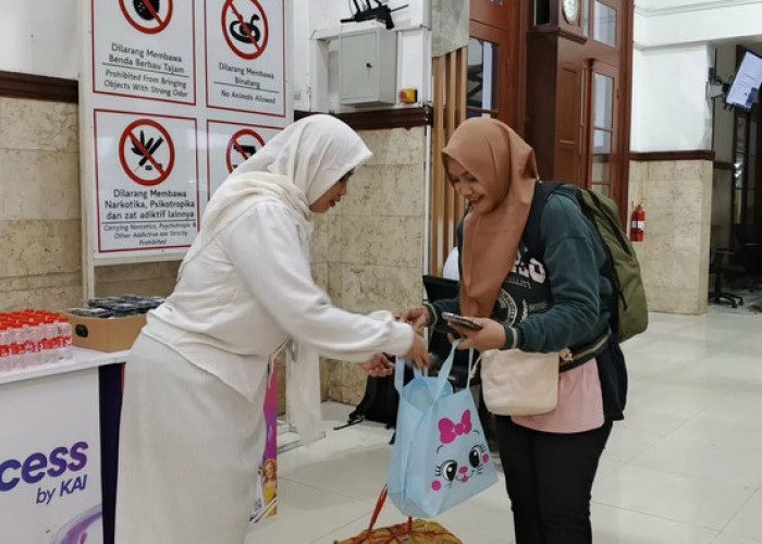 KAI Daop 9 Jember Sediakan Takjil dan Buka Puasa Gratis Bagi Penumpang serta Masyarakat