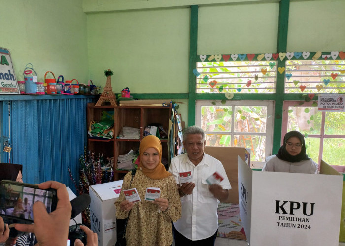 Harmoni Keluarga dan Demokrasi: Muda Mahendrawan Nyoblos Bersama Istri dan Anak