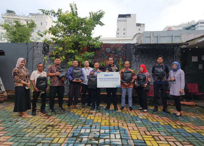 BRI Pontianak Gajah Mada Salurkan Paket Pendidikan untuk Pelajar Lewat YBM