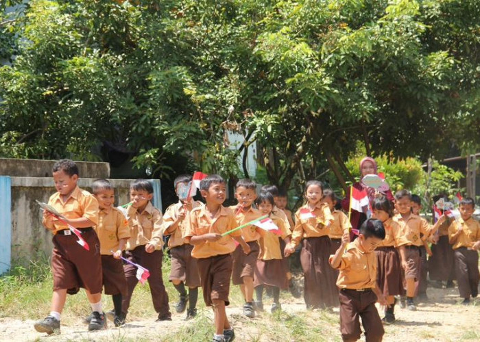 Kisah Bahagia Siswa  Nanga Nawak Didatangi Rombongan Melawi Mengabdi 2024, Merah Putih Berkibar