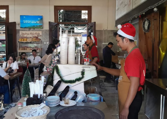 Meriahkan Libur Nataru, KAI Services Percantik Loko Café dengan Nuansa Natal dan Tahun Baru