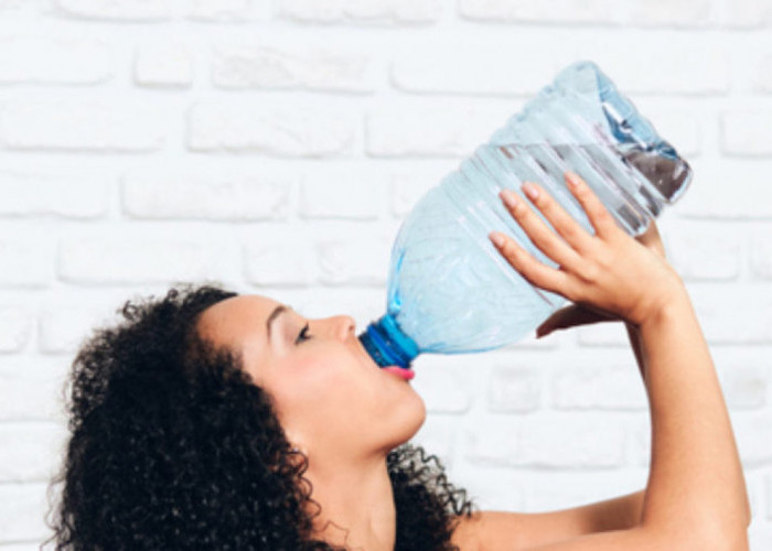 Mitos atau Fakta, Apakah Minum Air Putih Terlalu Banyak Berbahaya bagi Kesehatan?