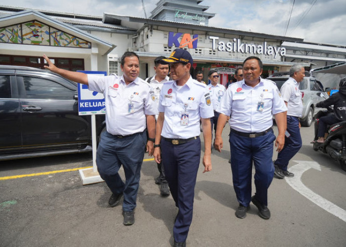 Direktur Utama PT KAI Lakukan Posko Angkutan Nataru 2025/2026, Pastikan Pelanggan Terlayani dengan Baik