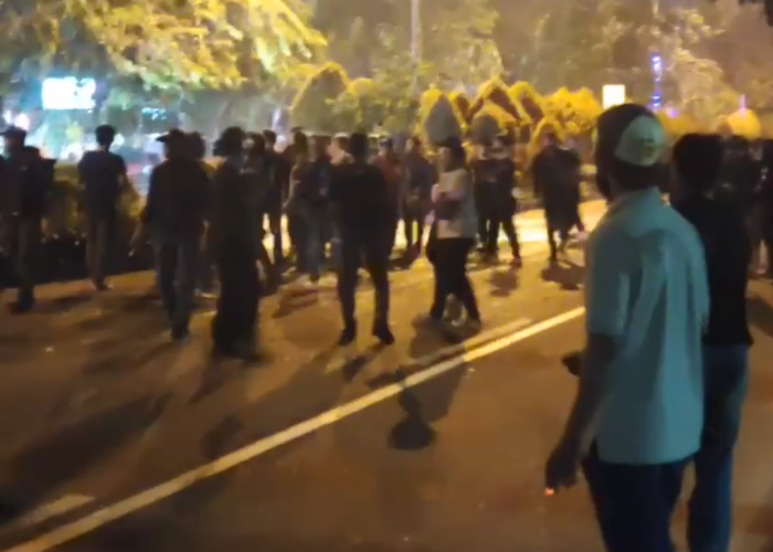 Aksi Aliansi Mahasiswa dan Masyarakat di Pontianak Memanas, Gas Air Mata Dilepaskan Polisi di Jalan Ayani