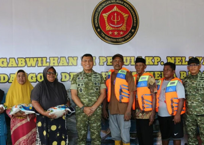 Kogabwilhan III Salurkan Bantuan Sembako dan Life Vest kepada Nelayan di Maluku Utara
