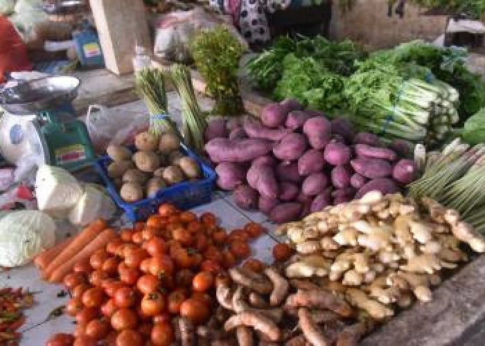 Bupati Sujiwo Soroti Lonjakan Sembako di Pasar Bahagia