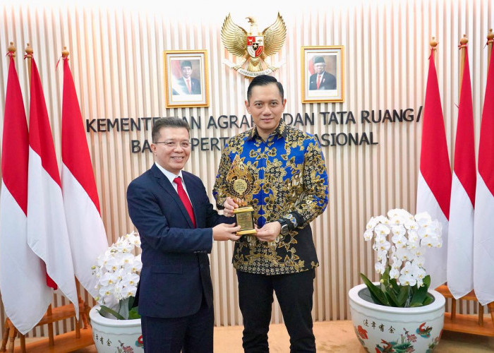 Menteri AHY Terima Penghargaan Tokoh Pendorong Investasi Dalam Negeri 