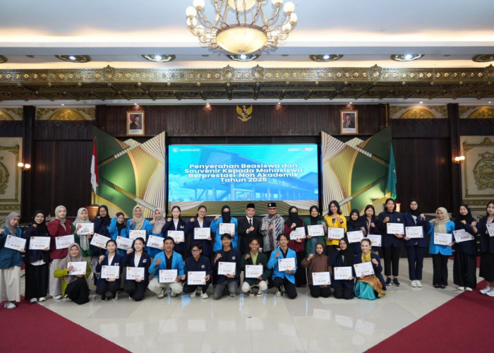 Gubernur Kalbar Ria Norsan Bagikan Beasiswa Untuk Mahasiswa Berprestasi