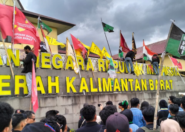 Aliansi Mahasiswa dan Masyarakat Gelar Aksi Jilid 4, Massa Memasuki Halaman Polda Kalbar