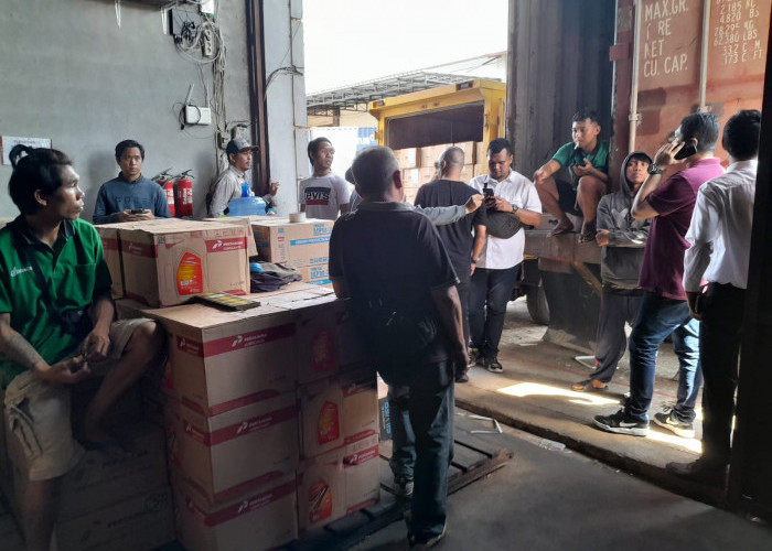 Penggerebekan Gudang Oli Ilegal Bermerek Pertamina di Kubu Raya, 2000 Dus Diamankan