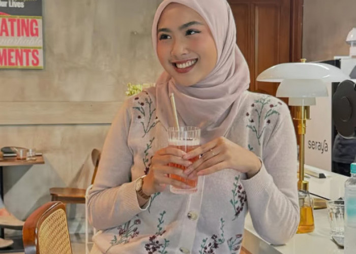 Dari Kuliah Sampai Sukses Jadi Influencer, Afina Syifa Ungkap Alasan Masih Setia Pakai Hijab Paris napocut