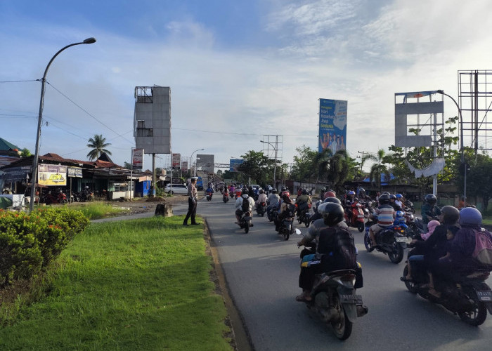 Satlantas Kubu Raya Berikan Tips Aman Berkendara di Jalan Licin Saat Musim Hujan