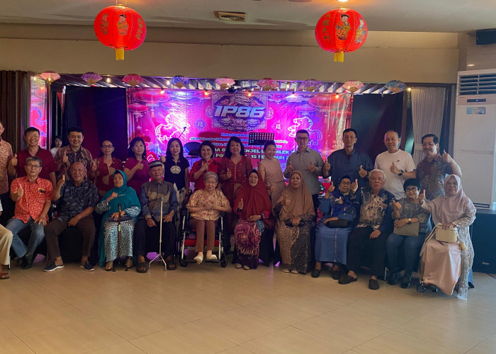 Sambut Imlek 2577, Alumni IP 86 Pontianak Hormati Guru Lewat Makan Bersama