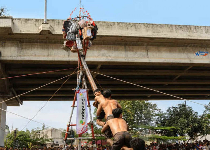 Semarak HUT ke-81 RI, Adapundi Turut Meriahkan Panjat Pinang Kalimalang 2026