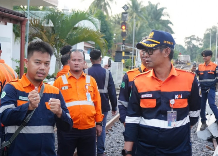 KAI Divre III Palembang Pastikan Keandalan Prasarana melalui Cek Lintas Jalan Kaki Wilayah Penimur