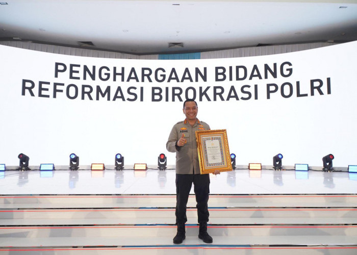 Kapolresta Raih Penghargaan Pelayanan Publik Prima, Walikota Pontianak Ucapkan Selamat