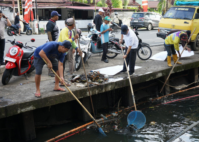 Aksi Gotong Royong Bersihkan Parit, Sekda Pontianak Ingatkan Pentingnya Pilah Sampah