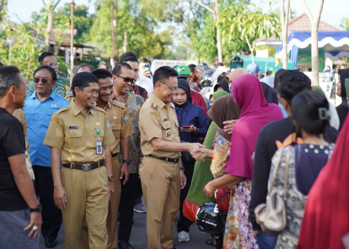 Warga Antre Serbu Pasar Murah di Pontianak Selatan