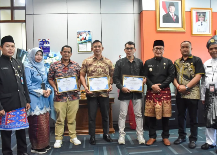 Tiga Perusahaan di Kubu Raya Terima Piagam atas Pembentukan LKS Bipartit
