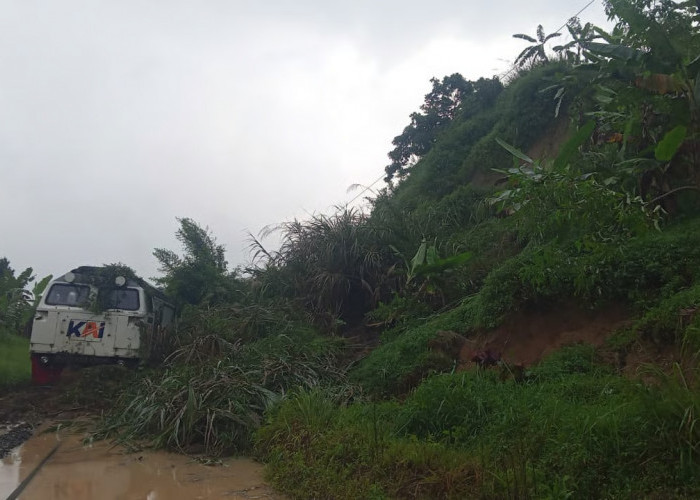 KA Ciremai Tertahan Longsor, KAI Daop 2 Bandung Minta Maaf