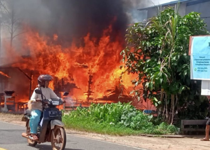 Diduga Tabung Gas Meledak, Satu Rumah Terbakar di Nanga Kalis