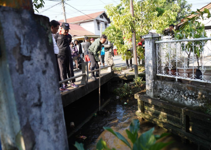 May Day 2025, Pemkot Pontianak Gelar Aksi Bersih Parit Bareng Pekerja, Warga, dan ASN