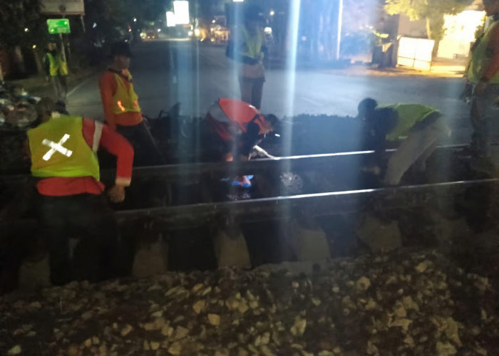 Demi Keselamatan Perjalanan Kereta Api, KAI Daop 2 Bandung Perbaiki Geometri Perlintasan Sebidang di 47 Titik