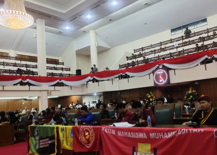 Demo Aliansi Mahasiswa Kalimantan Barat dan Cipayung di DPRD Kalbar, Soroti Kualitas Anggota DPR RI