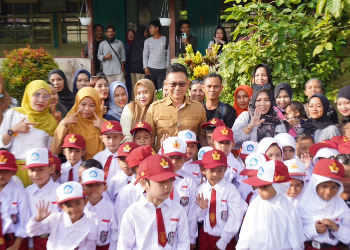 Hari Pertama Sekolah, Ayah di Pontianak Dampingi Anak Ikuti MPLS