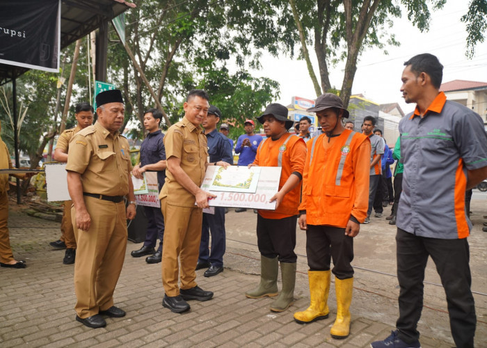 Hari Jadi ke-255 Pontianak, 50 Petugas Kebersihan Terima Penghargaan