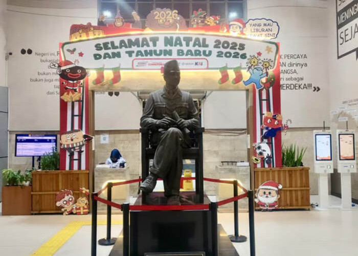KAI Daop 7 Madiun Hadirkan Ornamen Tematik Natal dan Tahun Baru di Stasiun
