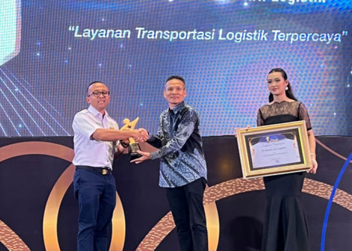 KAI Logistik Sabet Penghargaan Radar Surabaya Award 2025 Sebagai Penyedia Layanan Logistik Terpercaya
