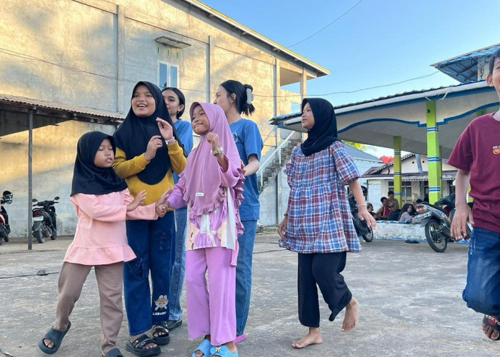 Almyra dan Mimpi yang Disulam dari Panggung Desa