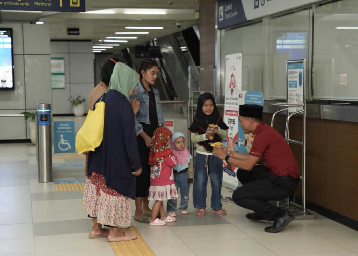 LRT Jabodebek Bagikan 3.150 Paket Takjil di 14 Stasiun Selama Ramadan