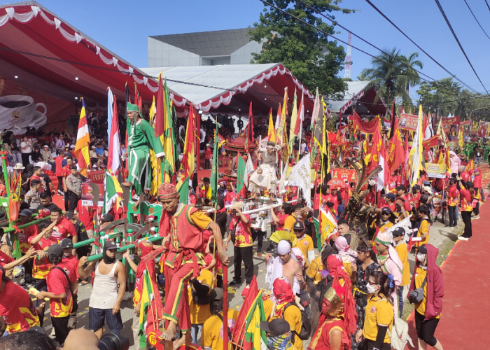 Pawai Tatung Meriahkan Kota Singkawang, Ribuan Wisatawan Padati Jalan Utama