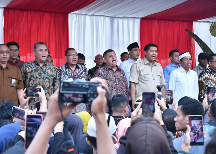 Komisioner BP Tapera Dampingi Menteri PKP dalam Kunjungan Program Bedah Rumah dan Gentengisasi di Purwakarta