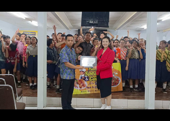 Mengembangkan Kemampuan Siswa SMP KASIH BAGI BANGSA Melalui Seminar Public Speaking dan Keseruan Bersama PRONA