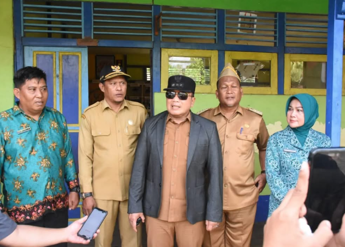 Bupati Kubu Raya Tinjau SDN 12 Padang Tikar, Anggarkan Perbaikan Tahun Depan