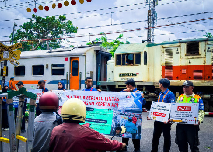 KAI Daop 1 Jakarta Bersama Komunitas Railfans Gencarkan Sosialisasi Keselamatan di Perlintasan Sebidang JPL 38