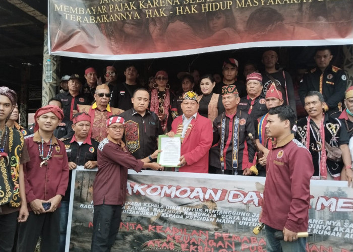“Pakomoan Dayak Menggugat” Gelar Aksi di Rumah Betang Sutoyo, Soroti Penghapusan Salam Falsafah Dayak di IKN