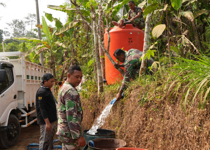TMMD Reguler 129 Purworejo Pastikan Pasokan Air Pengecoran Jalan Tetap Lancar