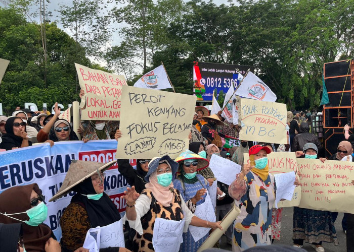 Aliansi Masyarakat Kalbar Gelar Aksi Dukung Program MBG di Bundaran Digulis Pontianak