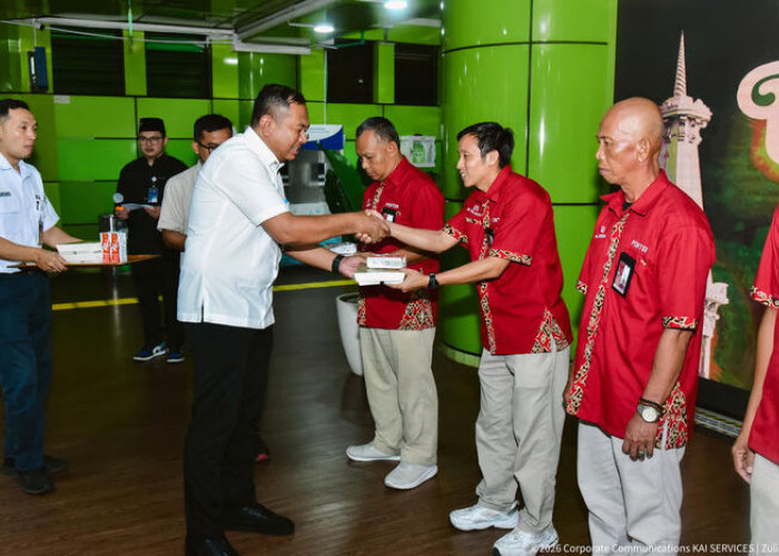 KAI Services Gelar Kegiatan Buka Bersama Porter Serentak di 15 Stasiun