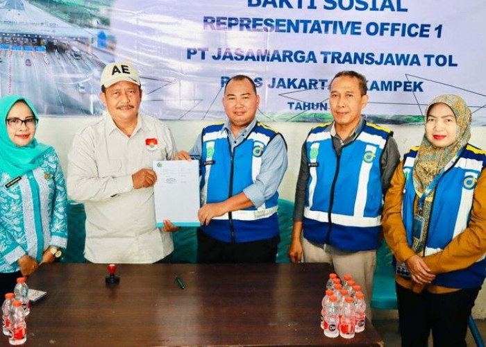 Salurkan Bantuan Sosial Alat Kebersihan Lingkungan, JTT Dukung Kebersihan Berkelanjutan di Bekasi
