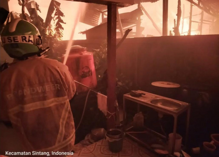 Kebakaran Hanguskan Pusat Perbelanjaan di Sintang, Api Berhasil Dikendalikan Dalam Waktu Singkat