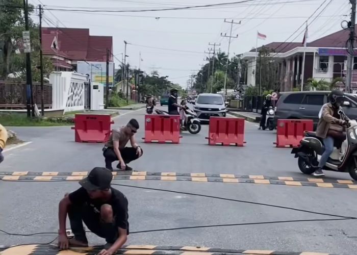 Tekan Angka Kecelakaan, Dishub Singkawang Pasang Speed Bump.