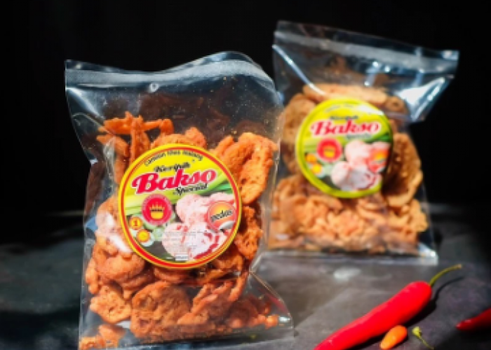 Sensasi Menyantap Bakso Terenak Malang di Samping Rel Kereta Api