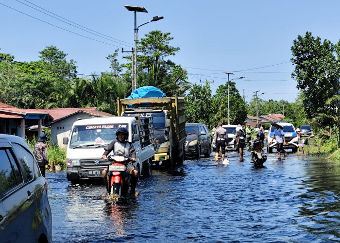 Polres Kubu Raya Rekayasa Lalu Lintas Jalur Lintas Provinsi yang Tersendat Banjir di Sungai Ambawang