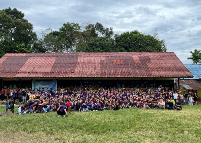 Mahasiswa Universitas Widya Dharma Pontianak Gelar Bakti Sosial di Dusun Tampi Bide Landak